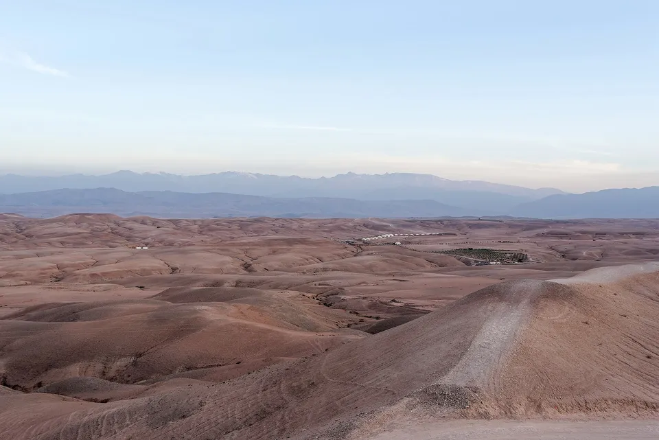 Les collines du désert d’Agafay, avec l’Atlas à l’horizon