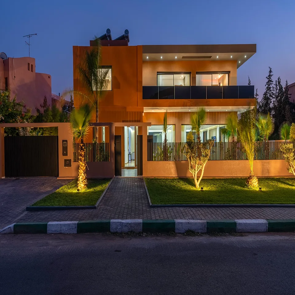 La façade de la Villa Mareva à la nuit tombée